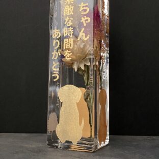 ガラスの作品にも文字に色入れ